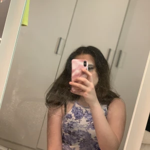 Blå tröja  - Älskar den men den är För kort i min smak