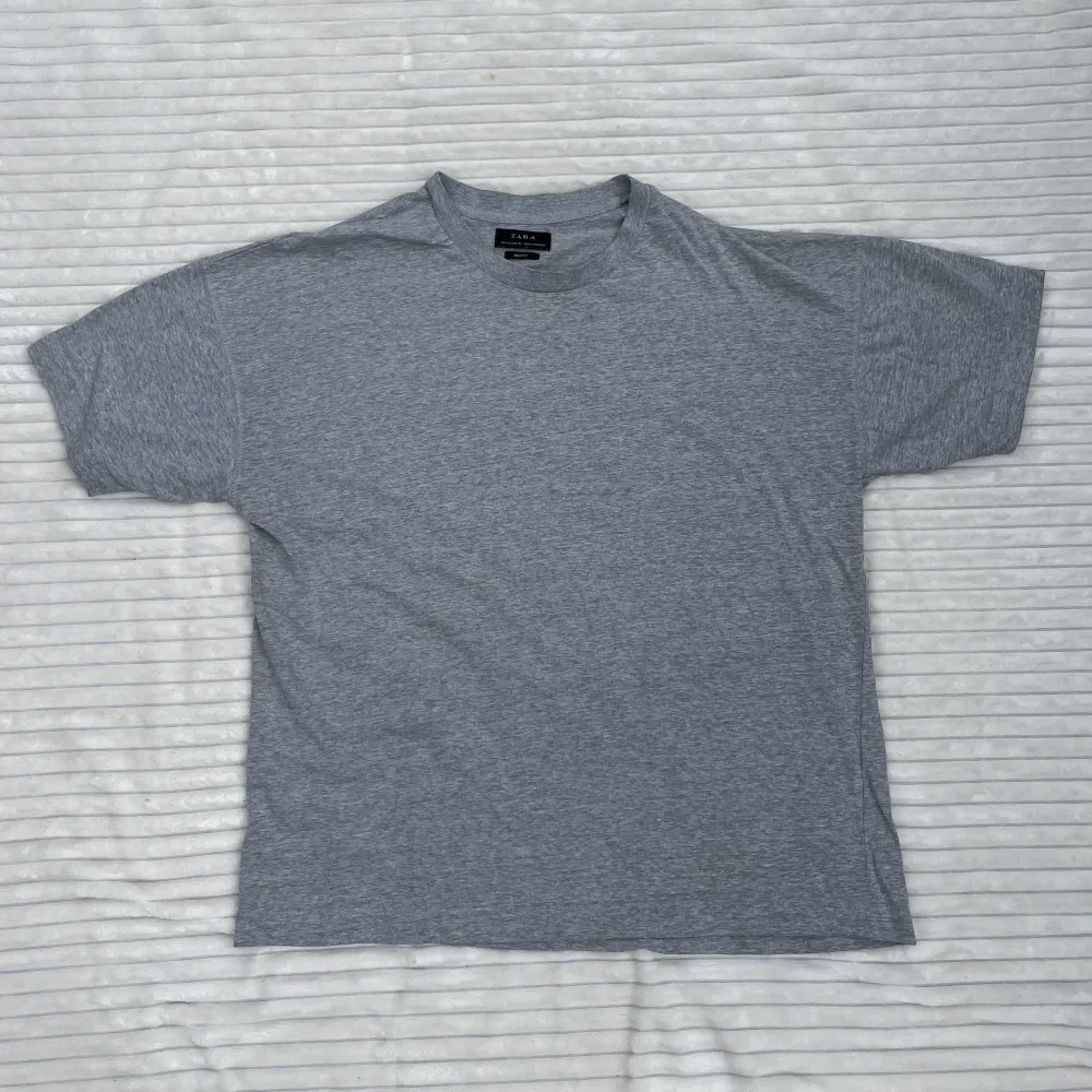 Grå oversized t-shirt från Zara⭐️ Storlek: L Min längd: 180 cm. T-shirts.