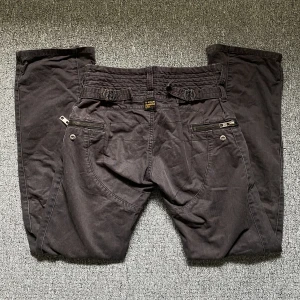 cargo byxor - Tänkte sälja mina supersnygga cargo byxor från G-star. Dom har några slitningar längst ner på byxorna men dom är inte jätte synliga. Storlek syns på sista bilden. (Skriv innan köp) :) pris kan diskuteras  