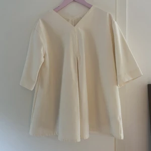 Blus COS stl 36 - Benvit, Endast provad 