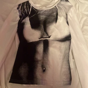 Tröja  - En långärmad tröja med tryck på framsidan. Har aldrig använt. 