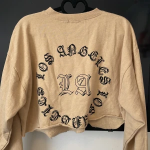 Tröja från Boohoo  - Beige pullover från boohoo med tryck på ryggen, storlek L, Frakt tillkommer 🙌 Paketpris är möjligt. Kolla in andra kläder i profilen så fixar vi en super deal 🥰