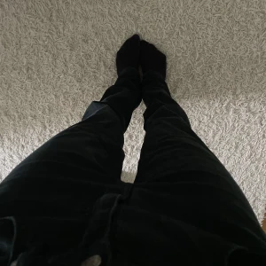 Jätte snygga jeans - Snygga jeans med fina fickor, vet inte vart jag har köpt dom för köpte dom för längesen. Helt ok skick, lite urtvättade 