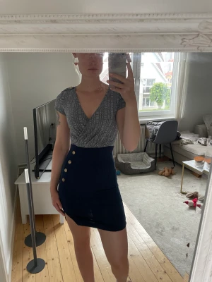 Klänning - Så fin och stilren klänning. Endast använd en gång! Märke Chiara forth men köpt via bubbleroom 