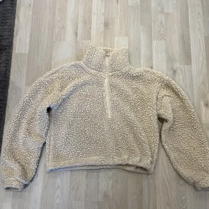 Bik bok tjocktröja - Säljer denna mjuka tjocktröja från bik bok. Den är mjuk och mysig och passar perfekt till sommarkvällarna eller till hösten! 