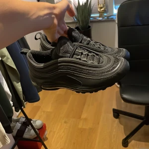 Nike Air Max 97 - Tja! Säljer mina Nike Air Max 97, då jag aldrig änvänder dem. Dem är i stort sett aldrig använda, några fåtal gånger bara. Nypris 2000kr