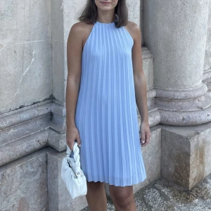 H&M Klänning  - Blå plisserad klänning från H&M, strl. XS. Använd endast 1 gång. 