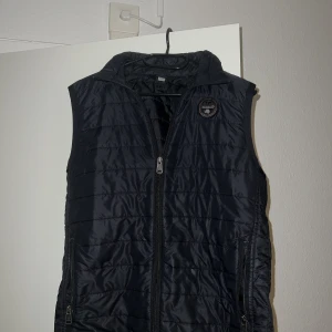 Napapijri väst - Hej säljer denna napapijri västen som är perfekt för lite kallare sommardagar!