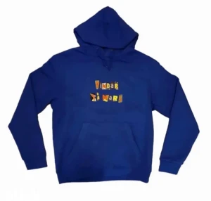 SÖKER!!! Någon som säljer en hov1 tröja? Om ni kollar på den andra bilden ser ni att det är en grå hoddie. Men den kan vara vilken färg som helst❤️ (Inte mina bilder) Helst en hoddie i storlek Xs eller S - Söker! 