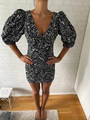 Zara klänning  - Super snygg mönstrad klänning från Zara, säljer då den inte används 