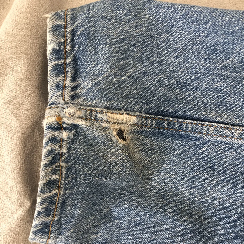 Ljusblå straight jeans med midwaist från zara💕Priset går att diskutera. De är i gott skick men har ett litet hål i vänstra benet, dock ingenting som märks då det sitter på insidan.. Jeans & Byxor.