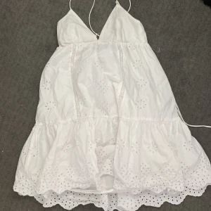 Sommar klänning  - Vit sommarklänning från zara som blivit för liten