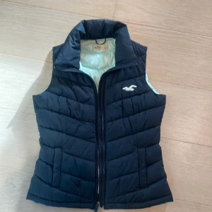 Hollister väst  - Hollister väst i storlek S. Mycket bra skick!