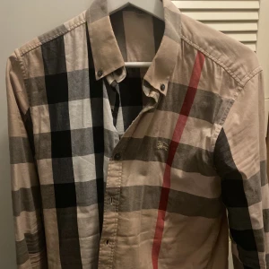 burberry skjorta  - Storlek M, fick den i present av en polare för ett år sedan. Inte använt på ett bra tag.  Sticket är bra men tecken på användning. 