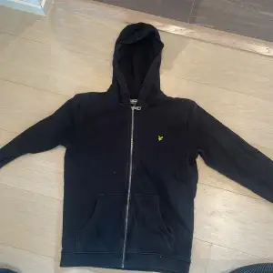 Svart Lyle scott hoodie i storlek 15/16 years.