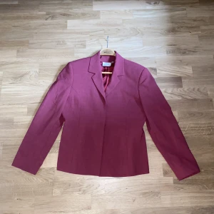 Vinröd kavaj. Del av ett sett.  - Vinröd kavaj. Del av ett sett. Byxorna i föregående annons tillhör. 