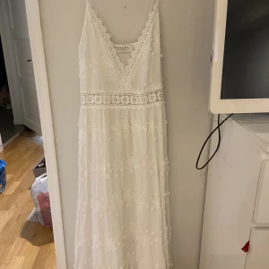 Långklänning - Långklänning från märket By Malina! Sötasts klänningen med superfina detaljer och spets! En riktig sommardröm😍Ser ut som ny