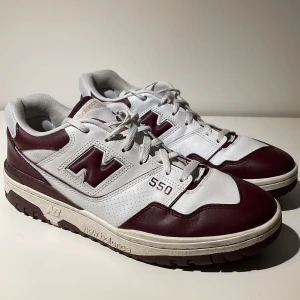NEW BALANCE 550 WHITE BURGUNDY - Ett par NEW BALANCE 550 WHITE BURGUNDY i Strl: 44,5  Sparsamt använda säljs nästan i nyskick. Köpta för 2899 kr och säljs för 2300 kr. Nytt exemplar av skosnören i samma färg av skorna medföljer. Pris kan diskuteras skicka Dm vid intresse.