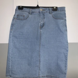 Blå jeanskjol - Säljs då den inte längre används, i fint skick. Storlek L, köparen står för frakten! 