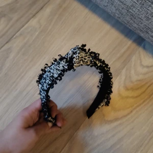 Diadem  - Fint diadem med svart/vit och små guld detalje. Säljer pga att jag inte använder det. Aldrig använt 💕 Säljer för 20kr+frakt
