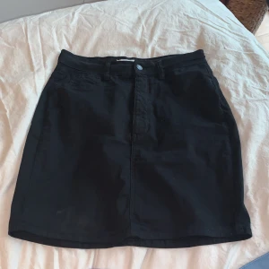 Svart jeanskjol - Säljs då den inte längre används, i fint skick. Storlek L, köparen står för frakten! 