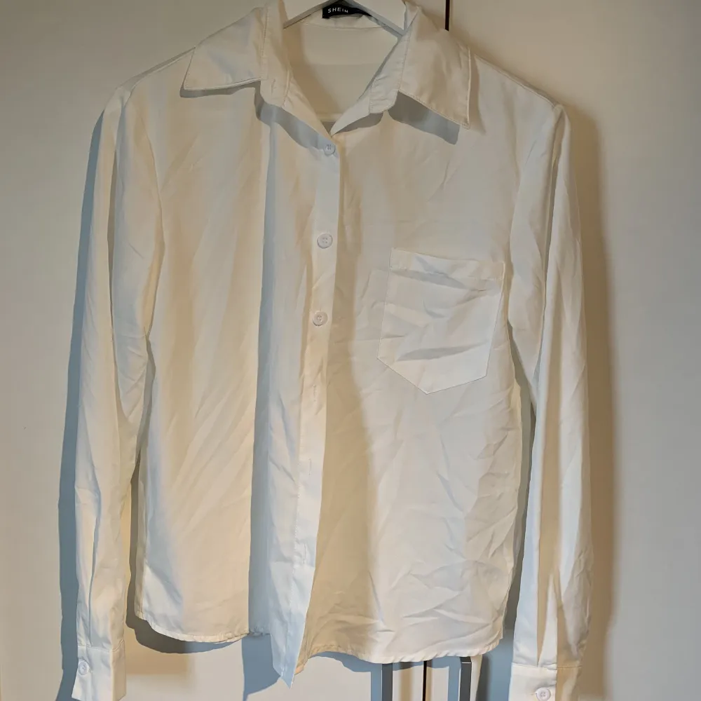 Fin vit skjorta, aldrig använd. Säljer pågrund av att den inte passade. Stryks självklart innan jag skickar iväg den. Skjortor.