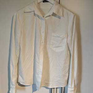 Fin vit skjorta, aldrig använd. Säljer pågrund av att den inte passade. Stryks självklart innan jag skickar iväg den