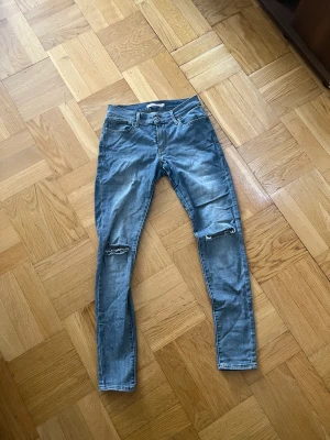 Jeans Levi’s 710  - Skinny fit, en missfärgning på jeansen men syns inte när man har dem på sig. Mina absolut favorit jeans men som tyvärr blivit för små 