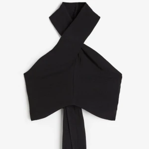 Svart topp - Svart linne topp från hm i storlek Xs, skriv för egna bilder. Tryck ej på köp nu !!