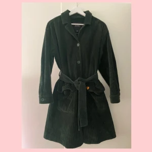 Mörk Grön Jacka - en jätte fin button up jacka som man kan knyta runt midjan, stor och praktiska fickor. Köpte från Monki runt 2018. I perfekt skick, storleken säger S men det är mer av en ”Oversized” look så den är väldigt stor (jag klär mig oftast i storlek M)