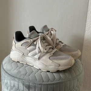 Adidas skor - Storlek 38. Använda Max 2-3 gånger. Köparen står för frak