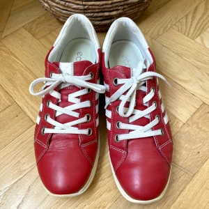 Fräcka Ecco skor - Röda Ecco skor köpta på second hand! Suuuperfina och grymt bra skick, endast lite slit på sulan (som är skrubbad så gott det går), även det vita runt kanten har blivit lite gul, men inget man egentligen lägger märke till.  Äkta läder, 80tals-känsla! 