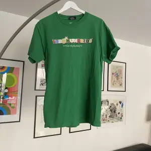 The hundreds t-shirt i bra skick. Köpt 2019, kom dm för fler frågor