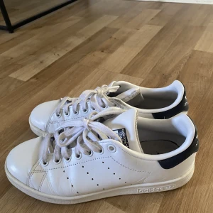 Stan Smith Skor - Säljer mina Stan Smith skor då dom tyvärr har blivit för små för mig. Använda ett fåtal gånger. Köpta på zalando för 749kr. 