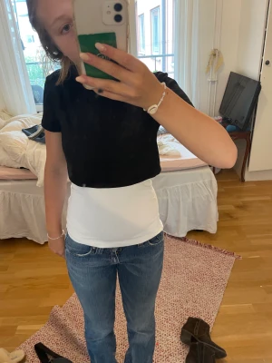 Croppad tröja - jätte cool svart croppad tröja från hm!! så snygg och man kan styla på så många sätt🥰🙏😘