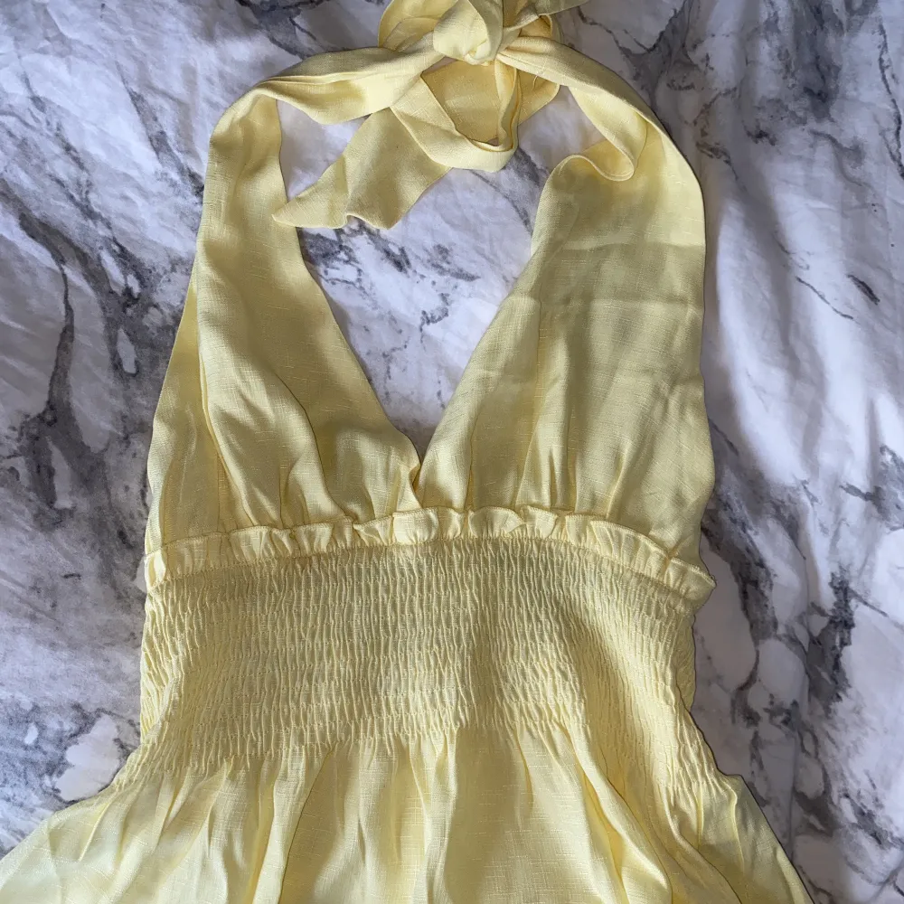 Nu är det dags att rensa garderoben pga flytt! Här är en så sjukt söt gul topp med knyte i nacken! Så fin nu till sommaren! 🌸. Toppar.