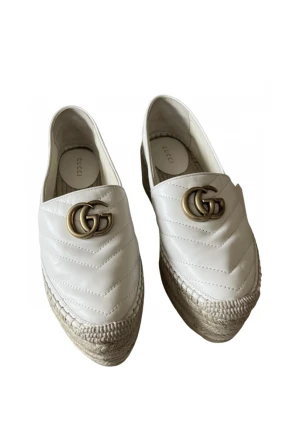 Gucci espadrilles vita guld strl 37 fint skick - Givetvis äkta Normal i strl, oanvända sulor medföljer  Box medföljer inte 