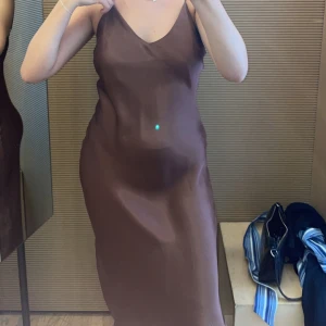 Brun silkesklänning - Brun silkesklänning från Bershka