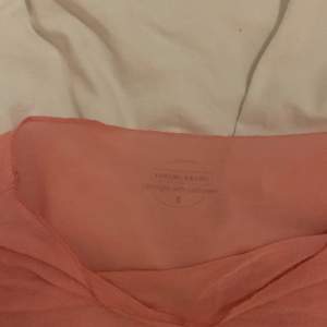 Säljer denna intimissimi tröjan i den ljusrosa färgen som inte säljs längre!💕Den har några defekter bland annat på den högra armen längst ut och ett liknande vid armbågen.❤️Kom privat för frågor eller bilder💕Säljer vid ett billigt pris pga defekterna❤️💕💋
