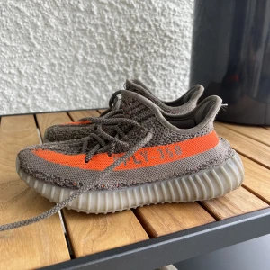 Yeezy Boost 350 V2 Beluga Reflective - strl. 36 2/3 - Yeezy Boost 350 V2 Beluga Reflective - strl. 36 2/3  Inköpta sommaren 2022, sparsamt använda.   