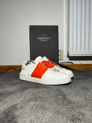 Valentino open sneakers - Valentino Garavani Open Sneaker. Storlek: 43 (sitter som 44). Skick: 8,5/10 inga flaws. Pris: 2800kr. Orginal box och dustbag ingår