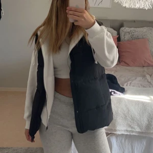 Väst från Monki - En svart oversized väst från Monki❤️