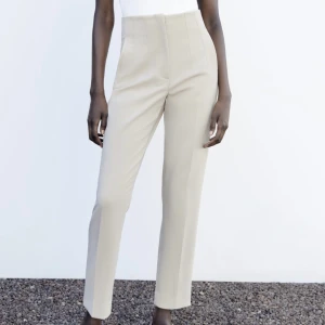 Kostymbyxor  - De populära Zara byxorna i storlek M. De är i mycket bra skick.