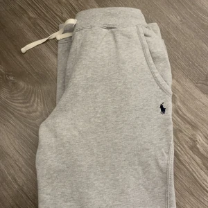 Mjukisbyxor - Mjukisbyxor från märket Ralph Lauren. Köpta på Kids Brandstore, därav den skumma storlek. Upplever dem att vara i storlek S/M.