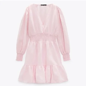 Zara klänning  - Säljer nu denna fina ljusrosa klänning ifrån zara, knappt använd🩷 Slutsåld! (Lånade bilder)