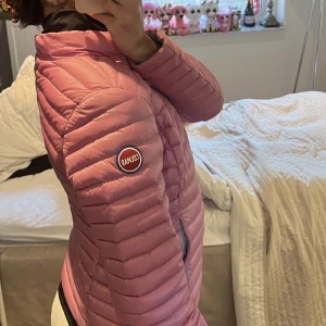 Rosa colmar jacka - St 36, nyskick. PM för egna bilder 