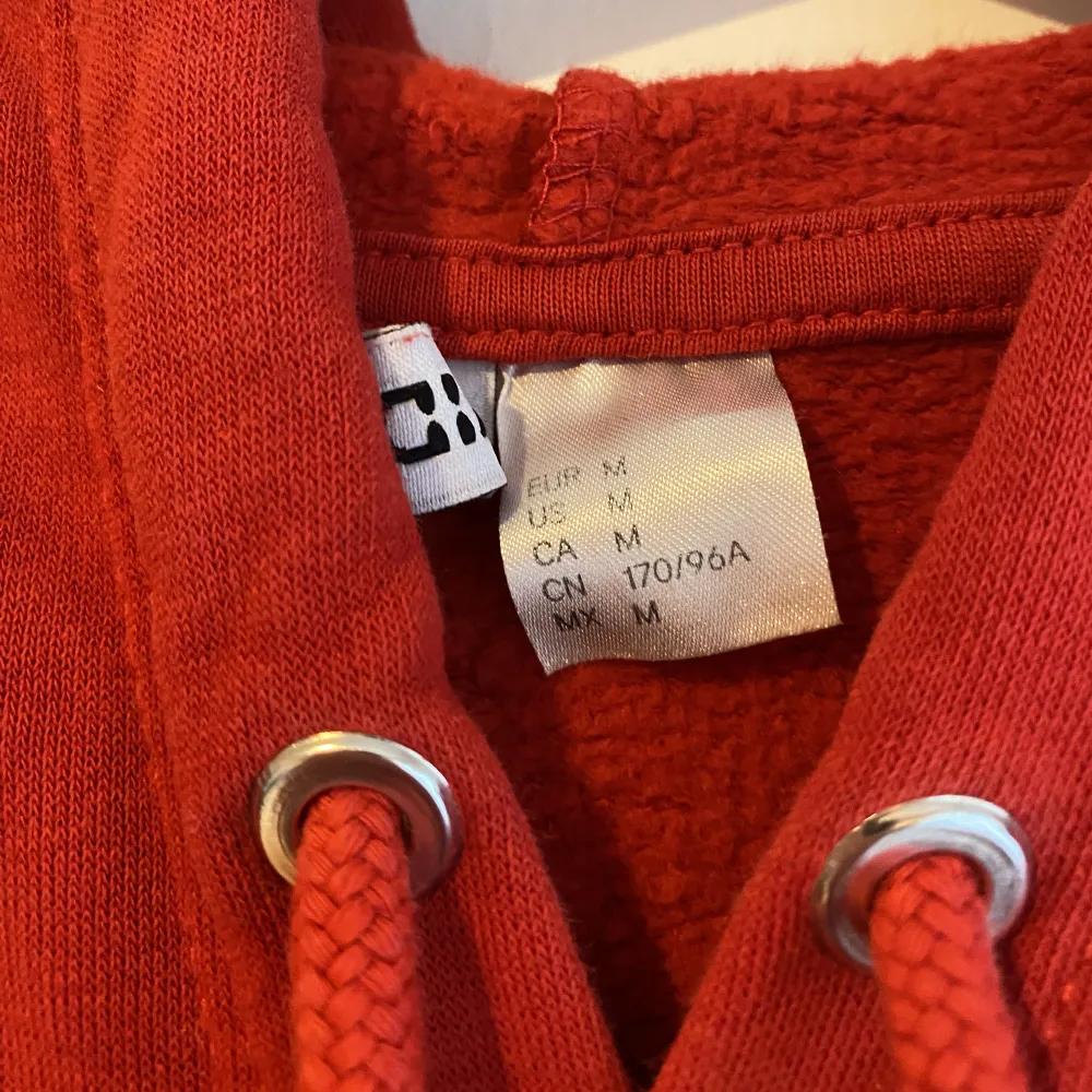 Härlig röd tjocktröja ifrån H&M i storlek M❤️ använd gärna ”köp nu”. Hoodies.