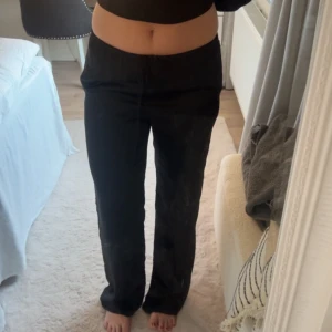 Lågmidjade satin byxor - Säljer dessa slutsålda satinbyxor från Zara med fransar nertill! Så fina 