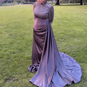 Festklänning - Passar S/M (38)  lång grå festklänning med paljetter!! Priset kan diskuteras vid snabb affär