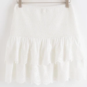 Kjol - Säljer denna supergulliga volangkjol ifrån Lindex i storlek S, använd ca 3 gånger!